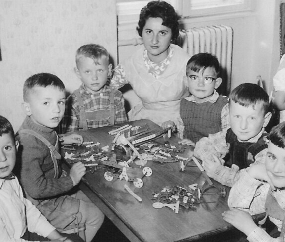 Städtischer Kindergarten - "Tante Thilde" - Buben am Spieltisch