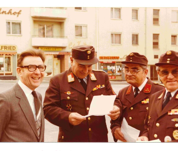 Feuerwehrtag 1983 anlässlich 100 FF Oberwart: Lagebesprechung mit LFKDT Neubauer am Hauptplatz - Racz/Heigl/Pleyer