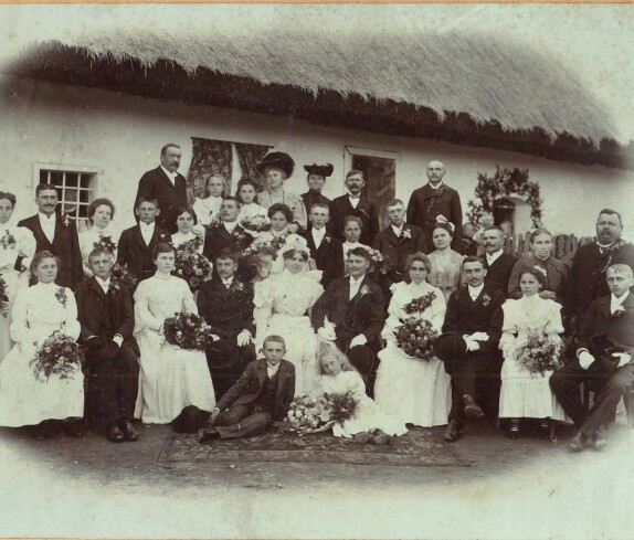 Die Hochzeitsgesellschaft der Hochzeit von Josef Gorell (*1880/+1938) und Anna Pelzmann (+1886/+1958)
