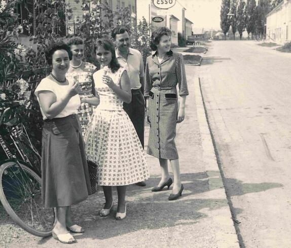 Gruppe mit dem Ehepaar Kurz vor dem Gasthof Neubauer - Wienerstraße 35
