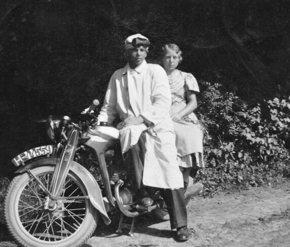 Julianna (geb. Benkö) und Julius Faith am Motorrad