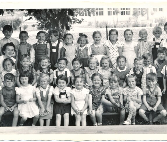Städtischer Kindergarten: Gruppe mit den Pädagoginnen "Tante Grete" Schmaldienst und "Tante Martha" Jelinek (geb. Mikula)
