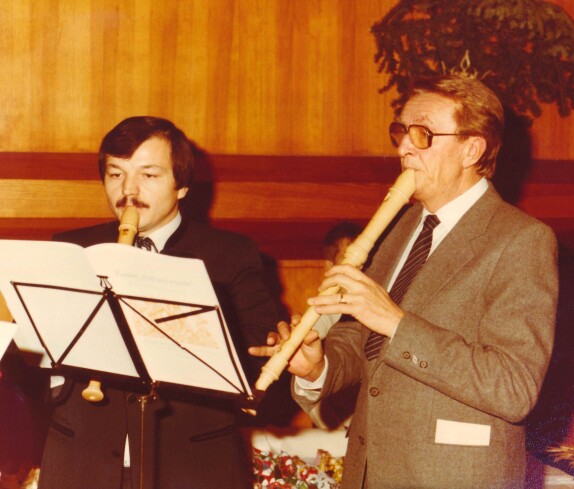 Pensionsantrittsfeier von I. Steszgal: Gottfried Sattler (li) und Otto Wölfel (re) tragen ein Stück auf ihren Blockflöten vor