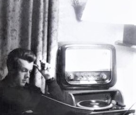 Willi Steurer (*1936 / +2022) vor Radio und Plattenspieler eines Freundes