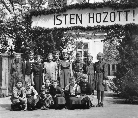 Reformierte Pfarrgemeinde: Klassenfoto - reformierte Schule vor dem Spruchband zum Dienstantritt von Dr. Emmerich Gyenge als Pfarrer