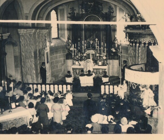 Röm. kath. Pfarre: Hl. Erstkommunion 1962 - Innenraum der Pfarrkirche "Maria Himmelfahrt"
