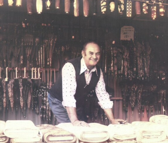 Marktfahrer Alfred Zeisser (*1927/+1990) in seinem Marktwagen - Rechte Bachgasse 8