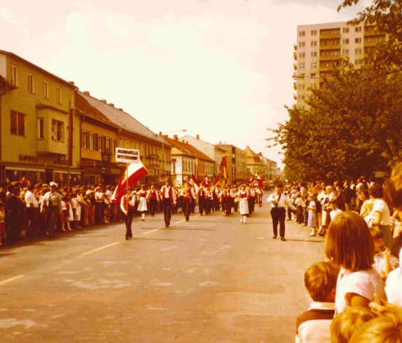Bezirkserntedankfest 1981: Umzug auf der Hauptstraße mit Gendarmerie- und Feuerwehrbegleitung (Gutleben/Heigl)