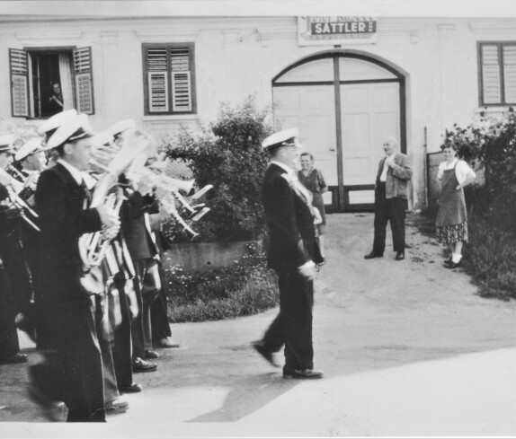 Stadtkapelle Oberwart: Marschformation vor der Sattlerei und Tapeziererei Kasper (Steinamangererstraße 41)