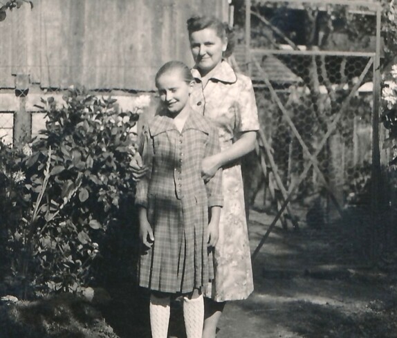 Mutter Maria Tölly mit Tochter Elisabeth im Garten OW 6236 / Eichendorffgasse 3