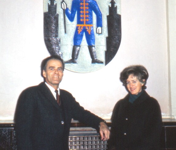 Akad. Maler Alfred Kirchner (*1920/+2002) mit Gattin Ingrid (*1930/+2003) vor dem Stadtwappen im Rathaussaal