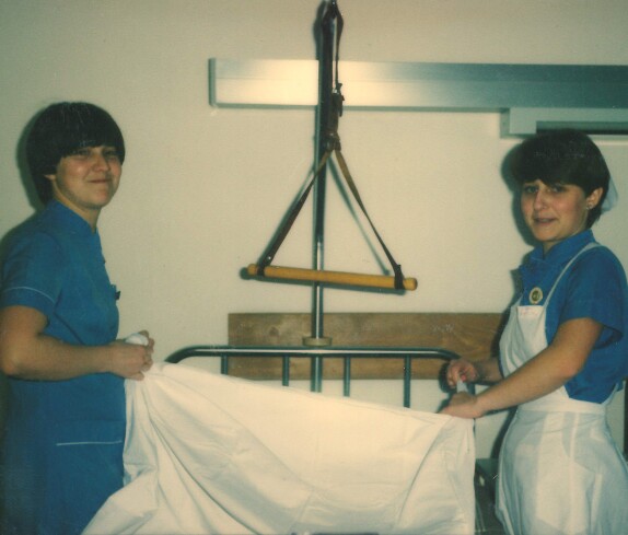 Christel Muth (rechts) als Praxisschülerin während ihrer Ausbildung zur Diplomkrankenschwester (heute "Diplomierte Gesundheits- und Krankenschwester" - DGKS)