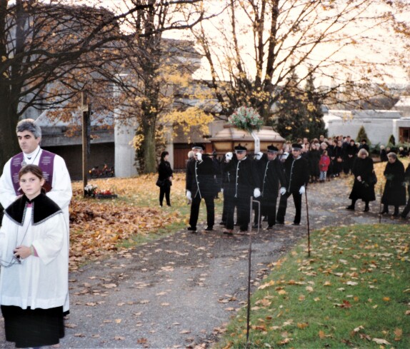 Begräbnis Emmerich Benkö (*1921 / +1992): die Träger mit dem Sarg auf den Schultern auf dem Weg zum Friedhof (röm. kath.) - Seifner/Gabriel