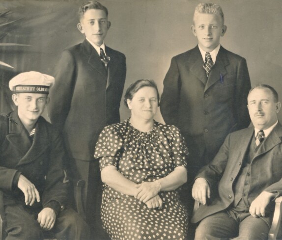 Fam. Josef sen. und Julianna Simon mit den drei Söhnen Hugo, Paul und Josef jun. (Schuster - OW 136 / Reichlgasse 16)