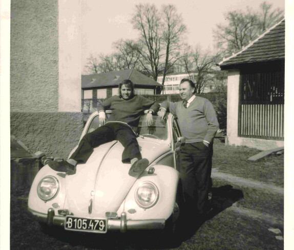 "Unsere Autos" in den 70-er Jahren: Walter Kurz mit seinem VW-Käfer (Untere Bahnzeile 2 + 4)