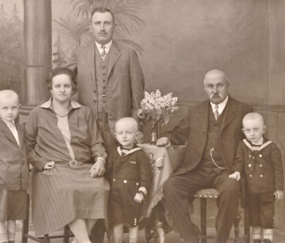 Drei Generationen der Fam. Simon (Schuster - OW 136 / Reichlgasse 16)