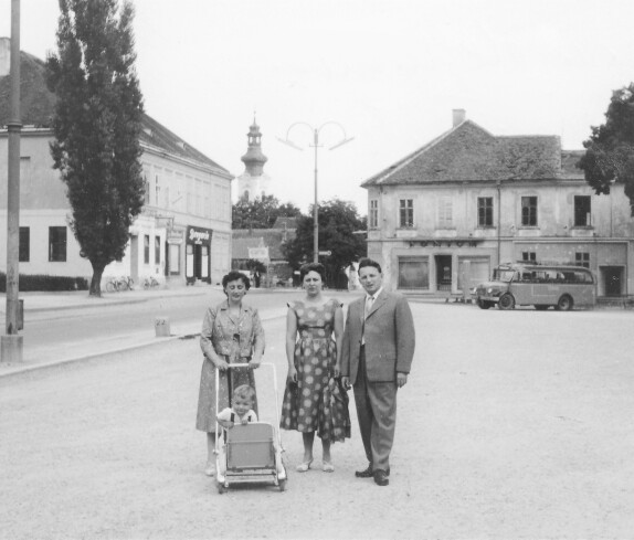 Fam. Hofmann: Familienfoto am Hauptplatz