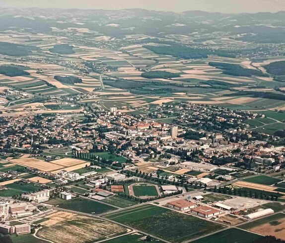 Flugaufnahme/Luftbild: Gesamtblick auf das Kerngebiet der Stadt gegen Norden
