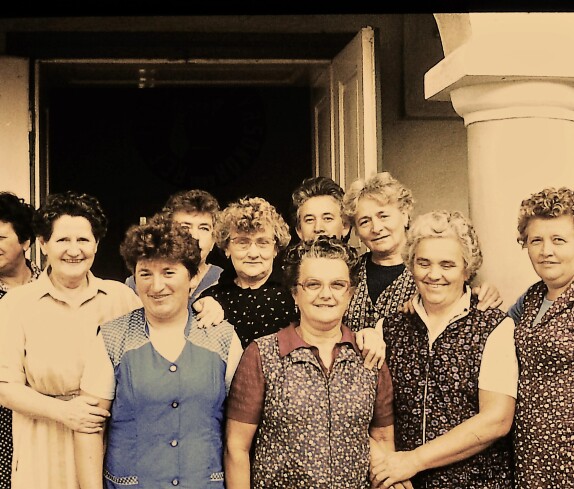 Reformierte Pfarrgemeinde: Reinigung und Pflege des Kirchenareals durch Frauen der Gemeinde