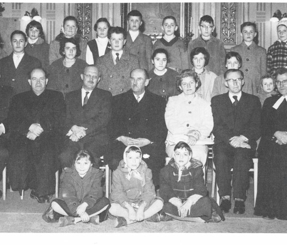 Guppenfoto anlässlich der 10. Evang. Woche der evang. Pfarrgemeinde AB im Jahre 1961 zum Wochenthema "Die Kirche und ...."