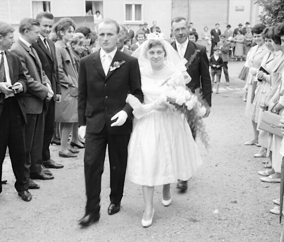Hochzeit Emil Arth und Maria Arth (geb. Palank): am Weg in die Kirche - Samer/Hulfeld/Toth/Oswald//Guger/Krutzler/Benkö/Seper