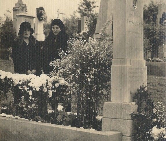 Maria (verh. Jürschik, *1903/+1967 ) und Anna Vörös (*1898/+1978) am Grab ihrer verstorbenen Schwester Gisella (*1909 / +1930)