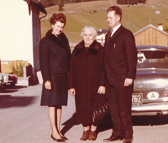Das Ehepaar Gretl und Gustav Neubauer mit Theresia Bruckner zu Besuch im Lungau