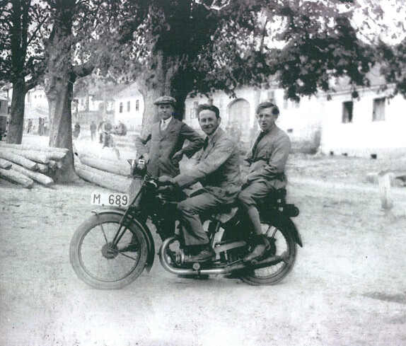 Josef Polster (*1907/+1998) mit Freunden auf seinem Puchmotorrad 250 T am Dorfanger in St. Martin
