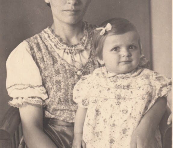 Maria Szabo (geb. Seper) mit Tochter Maria jun. - Linke Bachgasse 3