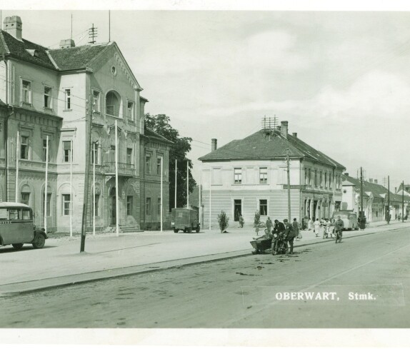 Ansichtskarte: Oberwart, Steiermark (mit Blick über den Hauptplatz gegen NW auf das Bezirksgericht und die Häuserzeile der geraden Hausnummern)