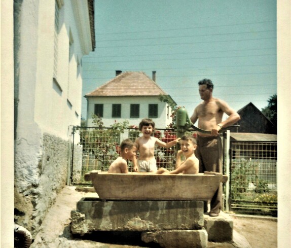 Badevergnügen im Waschtrog vor dem Brunnen: Hause Mohat (Wiesengasse 40 / Rechte Bachgasse 67)