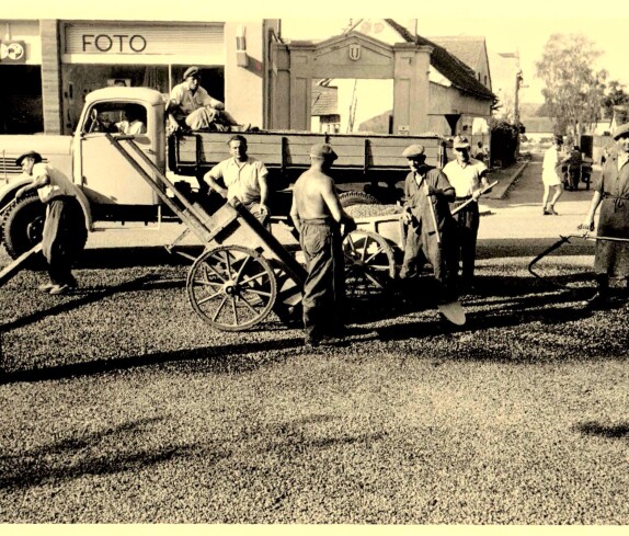 Bauamt: Straßenarbeiten vor dem Haus Hauptplatz 6 (Foto Blasy) mit Blick in die Ambrosigasse - Straßenbaubezirksamt
