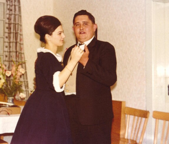 Vilma Csoknyai und Ludwig "Gustar" Zarka als Tanzpaar auf einer Hochzeit