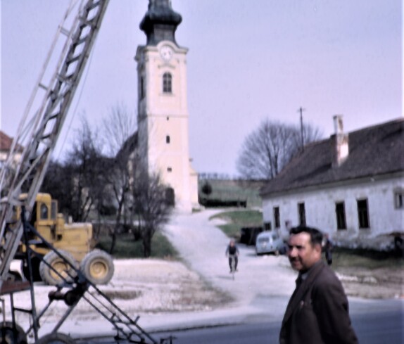 Erste Vorbereitungsarbeiten für den Bau der neuen röm. kath. Osterkirche durch die Firma Elektro Seper