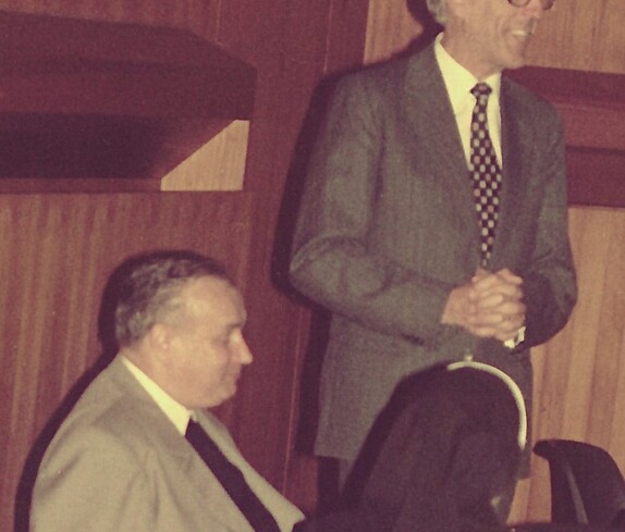 Röm. kath. Pfarre: 50. Geburtstag von Pfr. Walter Schwarz (links) - Pfarrgemeinderatsvorsitzende Dr. Mattäus Vitsich hält eine Anrede auf den Jubilar