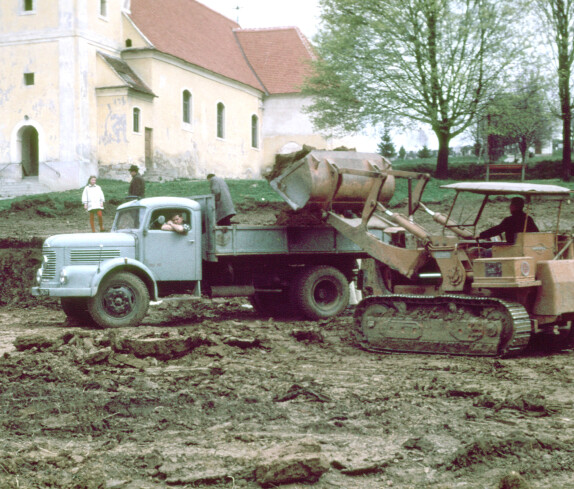 Bau der neuen röm. kath. Osterkirche: Erste Erdaushubarbeiten