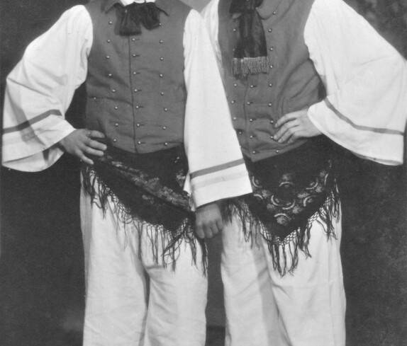 Zwei Tänzer einer Tanzgruppe der röm. kath. Jugend: M. Mohat und E. Benkö