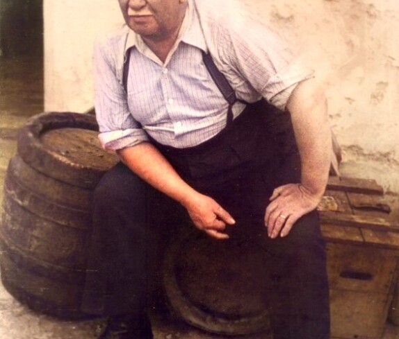 Gasthof Neubauer: Johann Neubauer (*1893/+1981): kleine Pause auf den Bierfässern im Hof - Wienerstraße 35