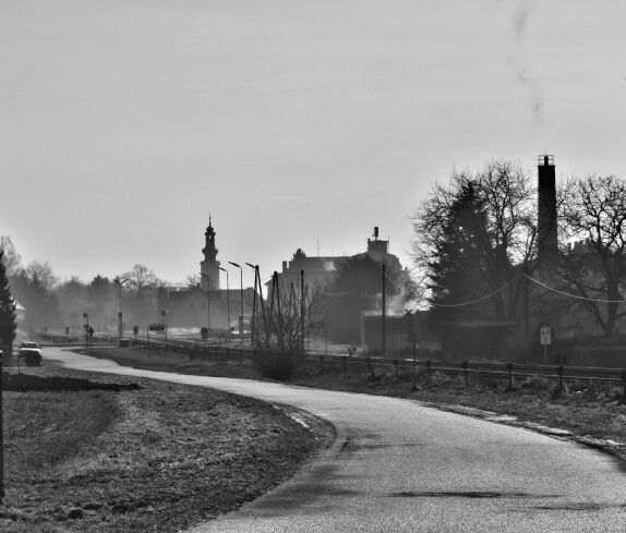 Nebeliger Blick entlang der Richard Wagnergasse auf den Bahnhof - im Hintergrund die kath. Kirche