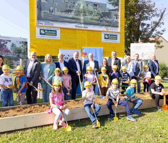 Spatenstich für den neuen Bildungscampus (Schulgasse 31) mit Volksschule und Räumlichkeiten für die Zentralmusikschule und die Stadtkapelle - Kenyeri/Zitz/Winkler/Leitgeb/Doskozil/Rosner/Bayer-Miertl/Dorner/Imre/Wolf