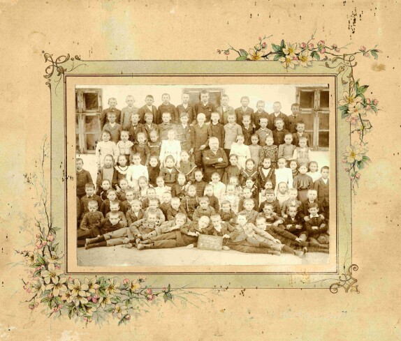 2. bis 6. Klasse der röm. kath. Volksschule unter Lehrer Josef Luka (*1851/+1917)