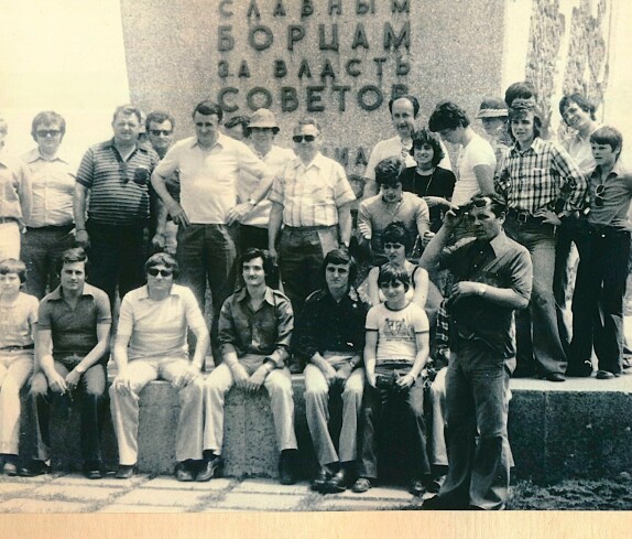 Stadtkapelle - Gruppenfoto im Zuge der Konzertreise nach Kischinow (Moldawien/UdSSR) vor einem Kriegerdenkmal in Bendery