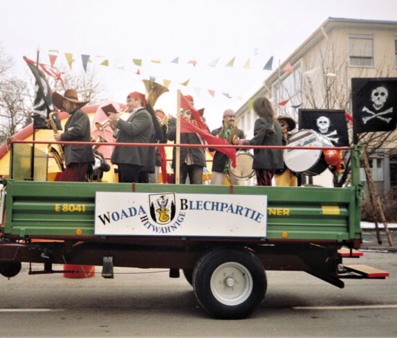 Fasching - IGFD: "Woada hintwahnige Blechpartie" - Die Piraten unterwegs mit dem Traktoranhänger