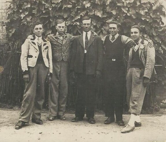 Fünf Jugendliche (Unbekannt)