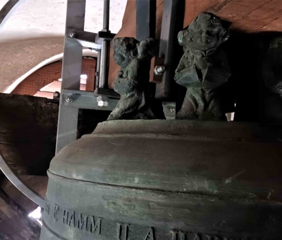 Röm. kath. Pfarre: die mittlere der drei Glocken gestimmt in "a"