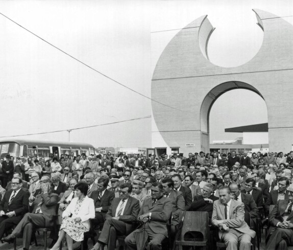 Informeröffnung 1980: Blick auf die Ehrengäste und den 1977 errichteten Informturm (Sauerzopf/Pieler/Kery/Grohotolsky/Wiesler/Polster/Horvath/Leirer)