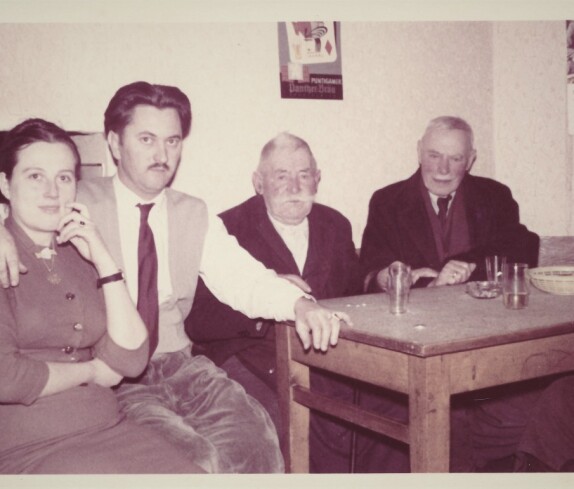 Stammgäste im Gasthaus Posch (Steinamangererstraße 6)