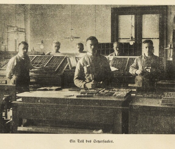 Ein Teil der Setzersaales in der Druckerei der Oberwarther Sonntags = Zeitung Friedrich Reiß (Reisz/Reiss) - Ambrosigasse 5 / OW 702 1929 // Fuith