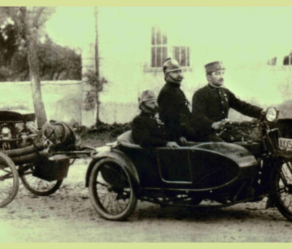 Feuerwehr: unterwegs mit einer "Bison" Motorrad-Beiwagenmaschine und einem zweirädrigen Pumpen-Anhänger inkl. Zubehör