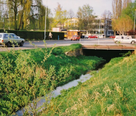 Überbauung und Neugestaltung im Verlauf des Wehoferbaches: Bereich Schulgasse vor Beginn der Bauarbeiten